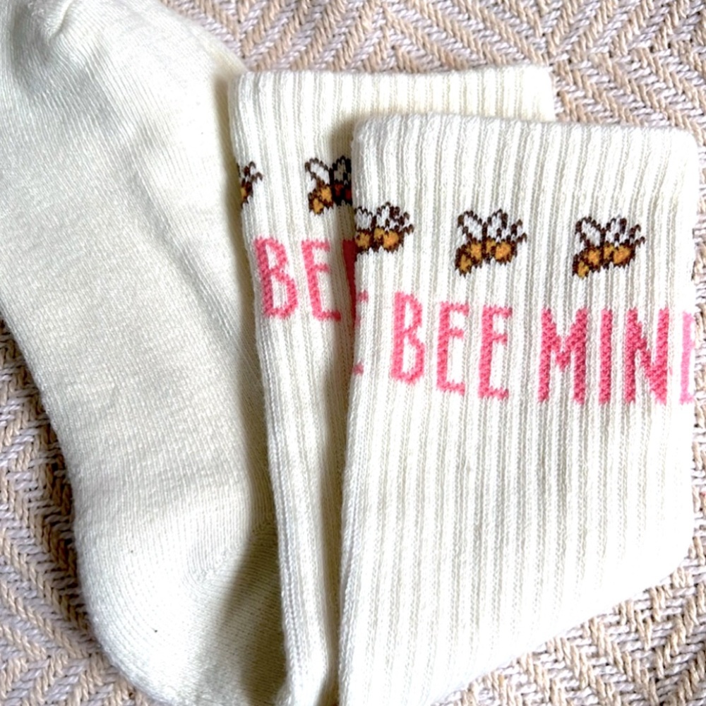 Disney Bee Mine Ivory Socks NWOT Size 8/10 - Picture 4 of 5